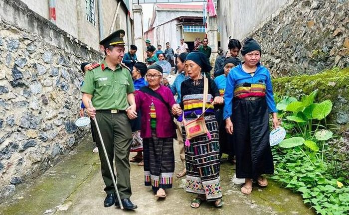 Đông đảo người dân đến tham gia chương trình.