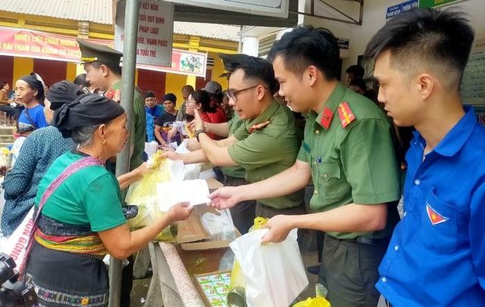 Các y, bác sĩ cấp phát thuốc miễn phí cho bà con.