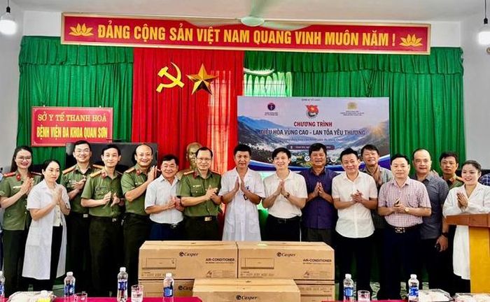 Đoàn công tác trao điều hòa nhiệt độ hỗ trợ Công an xã Tam Thanh và Bệnh viên đa khoa Quan Sơn.