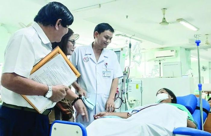 TTƯT.TS.BS. Nguyễn Lương Kỷ thăm khám, động viên bệnh nhân.