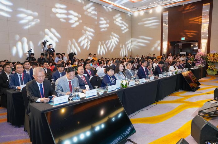 Các đại biểu tham dự phiên khai mạc.
