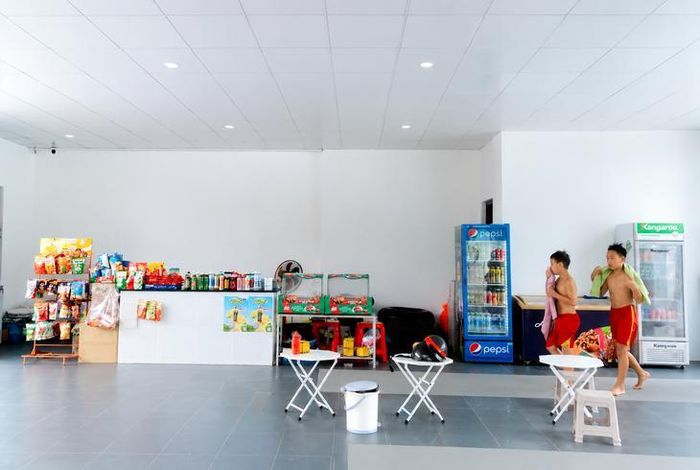 Khu vực ăn uống thường được bố trí trong khuôn viên bể bơi. Ảnh: Quỳnh Mai.