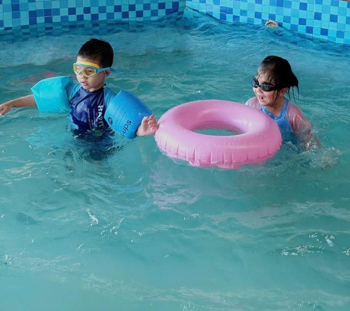 Phao bơi cũng được cho thuê với giá 10.000 - 20.000 đồng/ chiếc. Ảnh: Quỳnh Mai.