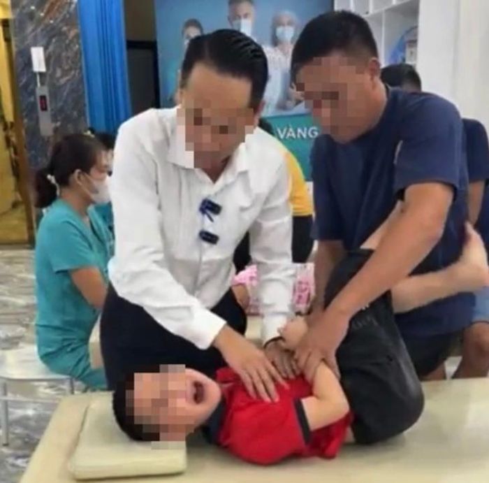 Quá trình can thiệp, nhiều trẻ la hét, gồng người, giãy giụa (ảnh chụp màn hình).