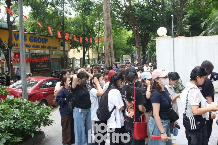 Giới trẻ xếp hàng, check-in tại chương trình mua báo - "săn" vé Concert Thanh Xuân miễn phí được tổ chức tại tòa soạn Báo Tiền Phong.