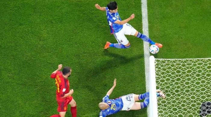 Pha bóng gây tranh cãi của ĐT Nhật Bản ở World Cup 2022. Ảnh: Petr David Josek/ AP.