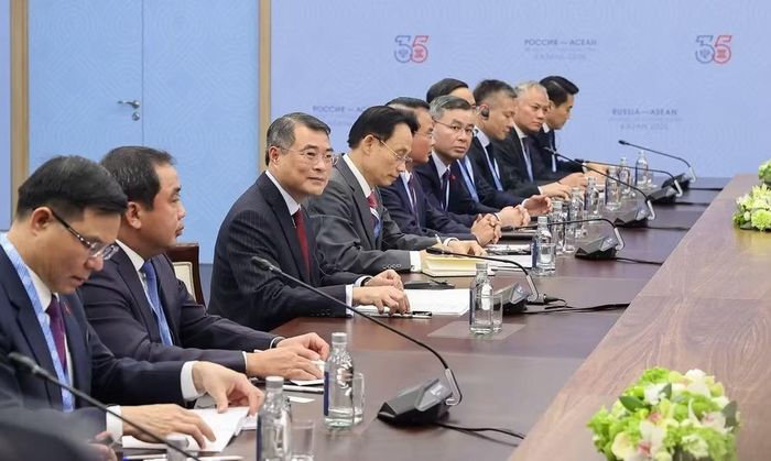 Hai nước cũng nhất trí tiếp tục phối hợp trong các lĩnh vực công nghiệp khai khoáng, giao thông vận tải, đóng tàu, hiện đại hóa đường sắt, mở rộng hành lang vận tải và phát triển các tuyến đường sắt liên vận qua Trung Quốc cũng như quốc tế.