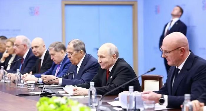 Về phía Nga, Tổng thống Vladimir Putin khẳng định Việt Nam là một trong những đối tác quan trọng nhất của Nga và là người bạn keo sơn tại khu vực.