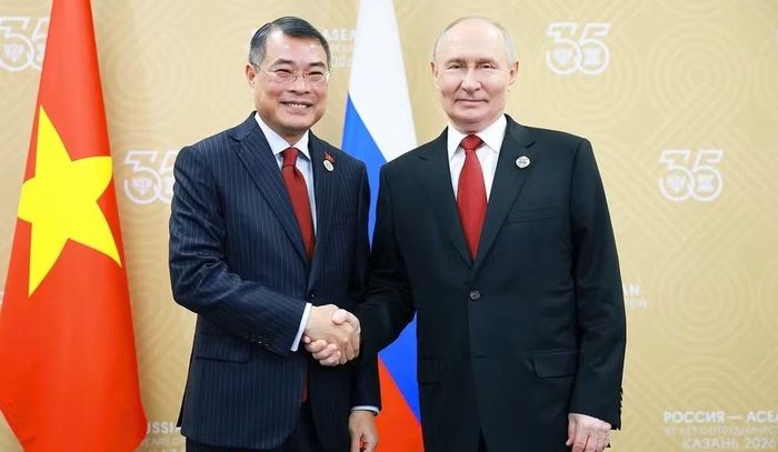 Tại cuộc hội kiến diễn ra ở Kazan ngày 18/6, Thủ tướng Lê Minh Hưng và Tổng thống Vladimir Putin đã trao đổi về các phương hướng và biện pháp nhằm tạo đột phá trong hợp tác song phương. Hai nhà lãnh đạo thống nhất tiếp tục củng cố nền tảng quan hệ Đối tác Chiến lược Toàn diện, hướng tới phục vụ hiệu quả cho công cuộc phát triển của mỗi nước.