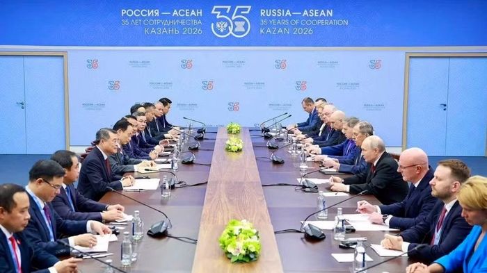 Hai bên nhất trí tăng cường đối thoại thường xuyên, duy trì trao đổi giữa lãnh đạo cấp cao để kịp thời xử lý các vấn đề song phương và đa phương. Hợp tác quốc phòng - an ninh tiếp tục được xác định là trụ cột chiến lược, trong đó có việc thúc đẩy hợp tác an ninh mạng và tăng cường giao lưu giữa quân nhân hai nước.