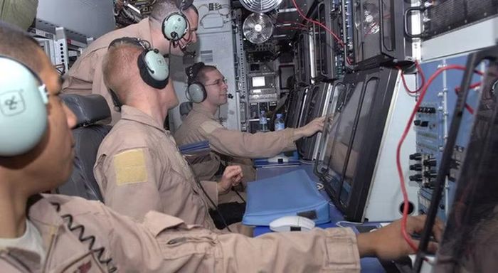 Ngoài nhiệm vụ trinh sát, các UAV còn có thể thực hiện tác chiến điện tử, chuyển tiếp tín hiệu hoặc bảo vệ đội hình trên không, qua đó mở rộng đáng kể vai trò của RC-135 Rivet Joint trong tương lai.
