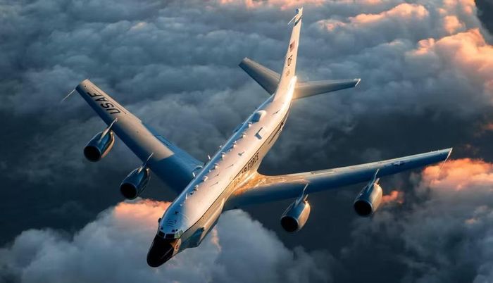 RC-135 Rivet Joint có chiều dài 41,1 mét, sải cánh 39,9 mét, trọng lượng cất cánh tối đa 133,6 tấn và được trang bị 4 động cơ phản lực CFM F108.