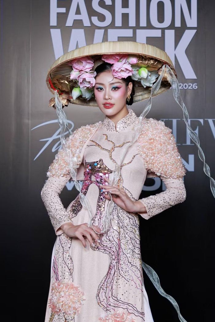Hoa hậu Khánh Vân trong tà áo dài đến từ NTK Đặng Trọng Minh Châu kết hợp cùng nón quai thao mang đậm văn hóa Việt Nam