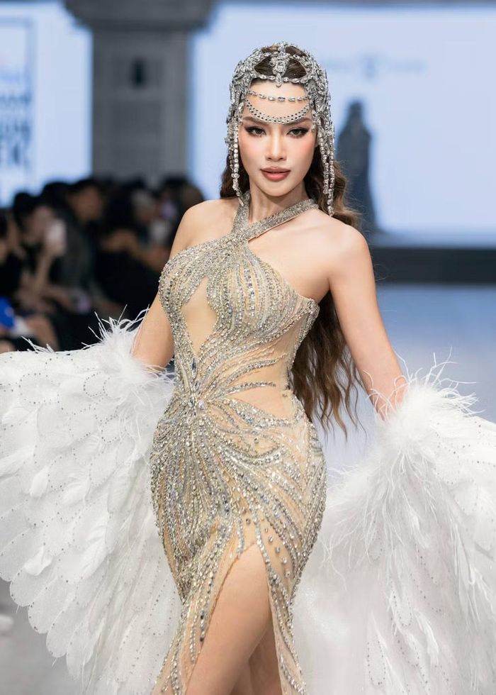 Hoa hậu Lê Hoàng Phương xuất hiện tựa nữ thần tại phần kết cuối show diễn