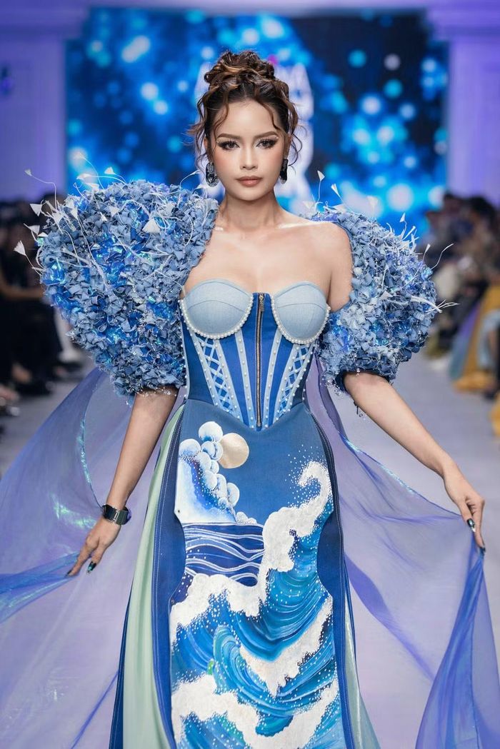 Hoa hậu Ngọc Châu với thần thái tự tin catwalk trong show diễn của NTK Đặng Trọng Minh Châu