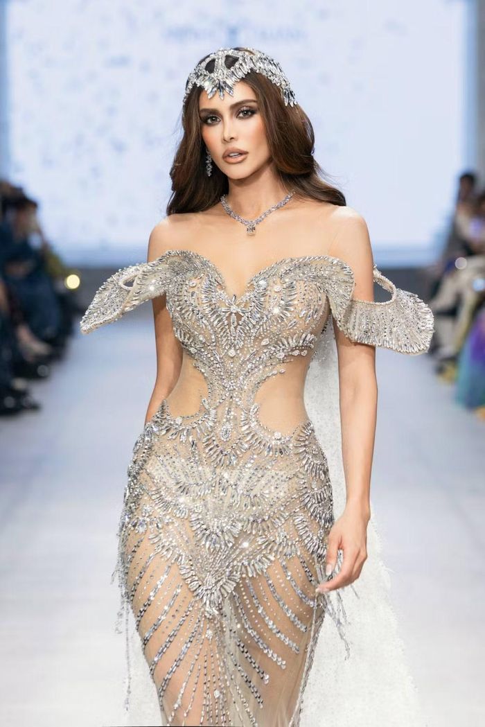 Miss Grand International All Stars 2026 Vanessa Pulgarín kết màn cho show diễn của NTK Nguyễn Minh Tuấn