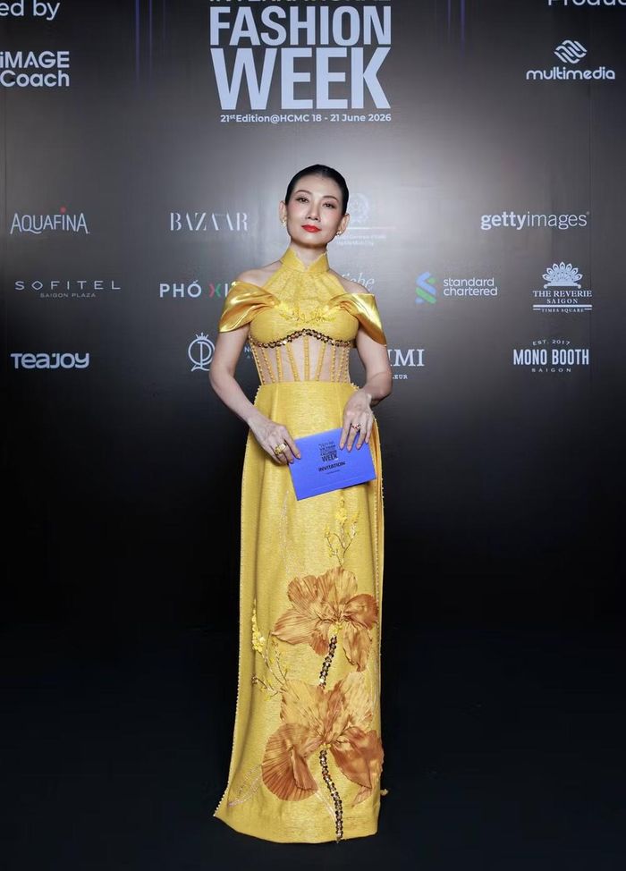 NSND Mỹ Duyên trong thiết kế áo dài đến từ NTK Đặng Trọng Minh Châu tại thảm đỏ Aquafina Vietnam International Fashion Week 21st Edition 2026 đêm thứ 2