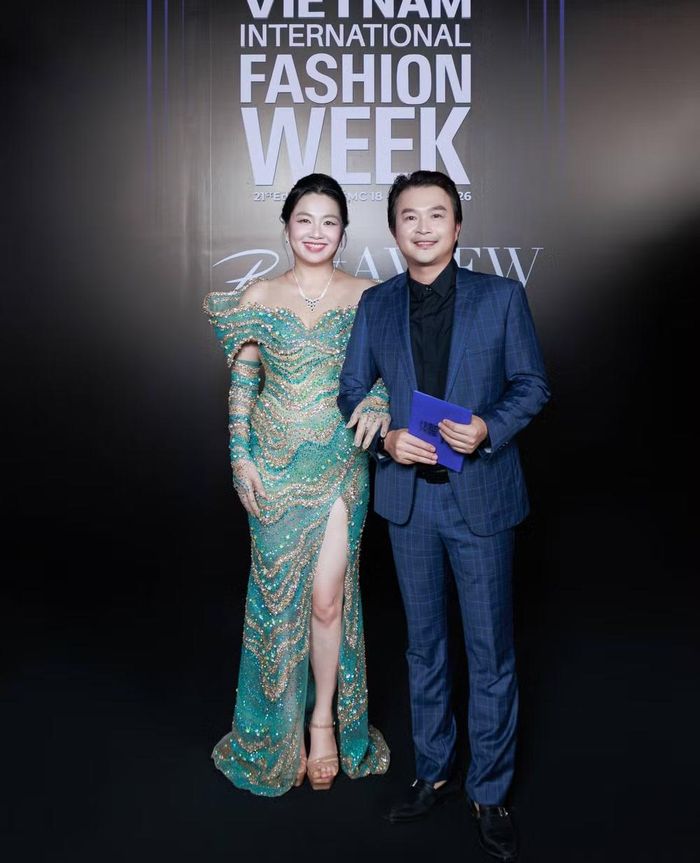 Vợ chồng diễn viên Lê Khánh - Tuấn Khải sánh đôi thanh lịch trên thảm đỏ với trang phục sang trọng tại sự kiện