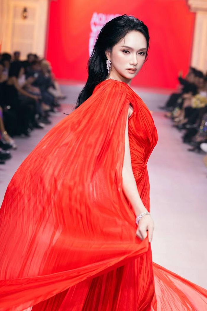 Hoa hậu Hương Giang xuất hiện ở vị trí vedette trong bộ váy đỏ rực, khép lại trọn vẹn BST Awakened Glow của thương hiệu CEM