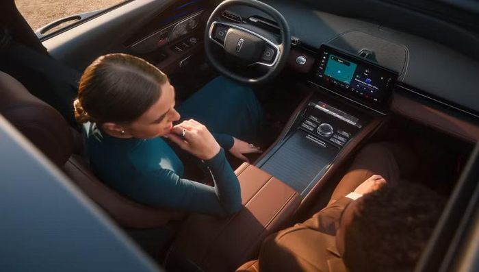 Trường hợp được chú ý nhất hiện nay là mẫu SUV Lincoln Nautilus của hãng Ford. Dù là thương hiệu Mỹ, Nautilus lại được sản xuất tại Trung Quốc và phần mềm được cài đặt trên xe cũng liên quan tới quá trình sản xuất tại quốc gia này.
