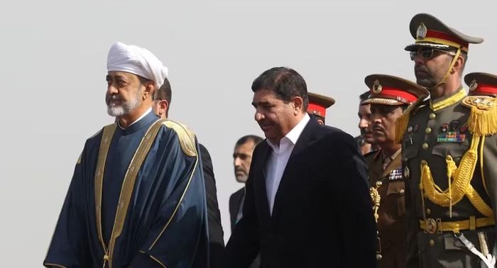 Oman từ lâu theo đuổi chính sách đối ngoại trung lập, duy trì quan hệ với cả Mỹ, Iran và các nước Arab vùng Vịnh. Quốc gia này từng nhiều lần đứng ra làm trung gian hòa giải, góp phần tạo ra các kênh liên lạc bí mật giữa Tehran và Washington.