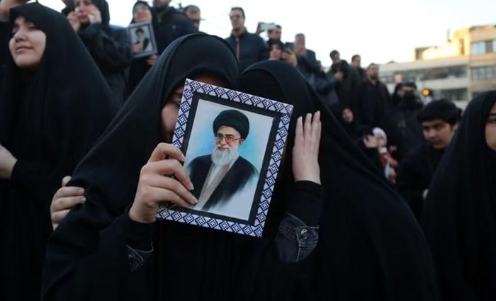 Theo các nhà nghiên cứu, Iraq giữ vị trí đặc biệt trong đời sống tâm linh của người Shiite Iran. Dù Iran là quốc gia có số lượng tín đồ Shiite đông nhất thế giới, nhiều địa điểm linh thiêng quan trọng nhất của giáo phái này lại nằm trên lãnh thổ Iraq. 