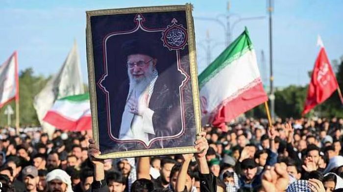 Giới chức Iran cho rằng việc đưa linh cữu đi qua các địa điểm này là cách để hàng triệu tín đồ có cơ hội bày tỏ lòng tiếc thương, đồng thời thể hiện sự tôn kính đối với nhà lãnh đạo đã có ảnh hưởng sâu rộng tới đời sống chính trị và tôn giáo của Iran trong nhiều năm.