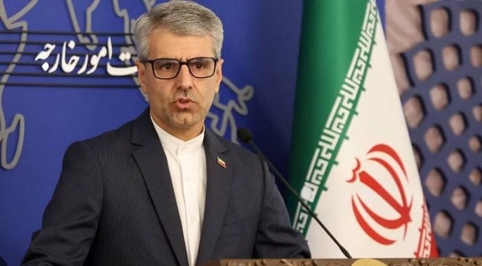 Cùng ngày, người phát ngôn Bộ Ngoại giao Iran Esmaeil Baghaei xác nhận Tehran đang xây dựng cơ chế quản lý mới đối với eo biển Hormuz, đồng thời tăng cường phối hợp với Oman để hoàn thiện các quy định liên quan.