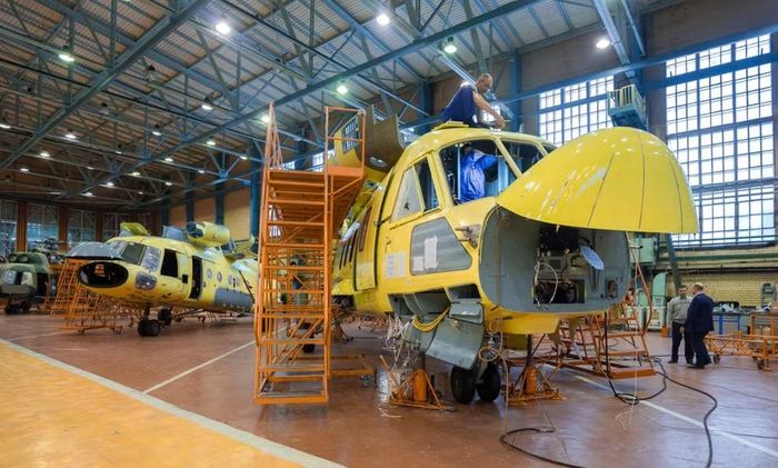 Trực thăng đa năng Mi-38 được xem là phiên bản hiện đại hơn của dòng Mi-8. Trong khi đó, trực thăng hạng nhẹ Ansat được phát triển nhằm phục vụ nhiều nhiệm vụ khác nhau như huấn luyện phi công, cứu hộ y tế, vận tải dân sự và tuần tra.