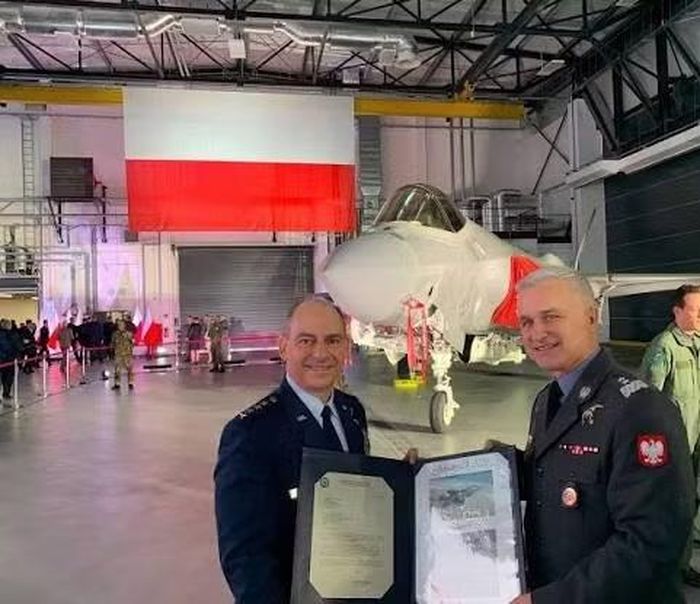 Các tiêm kích F-35A dùng cho huấn luyện sẽ ở lại căn cứ Ebbing, Arkansas cho đến quý 3 năm 2027, sau đó sẽ được điều động trở lại Ba Lan và bắt đầu thực hiện nhiệm vụ.