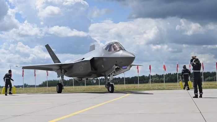 Hiện tại quốc gia Trung Âu này đang chờ đợi việc hoàn thành giao hàng lô tiêm kích F-35 đầu tiên. Dự kiến 14 chiếc sẽ đi vào hoạt động trước cuối năm 2026, 12 chiếc nữa được bàn giao vào năm sau, và toàn bộ 32 chiếc sẽ đến nơi vào năm 2029.