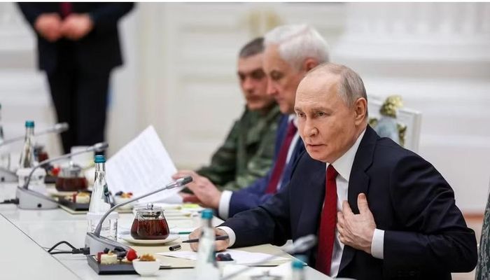 Trong khi đó, ông Putin vẫn giữ lập trường cứng rắn về cuộc xung đột. Nhà lãnh đạo Nga cho rằng quân đội nước này đang giữ thế chủ động trên chiến trường, song khẳng định điều đó không loại trừ khả năng đạt được một thỏa thuận hòa bình trong tương lai.