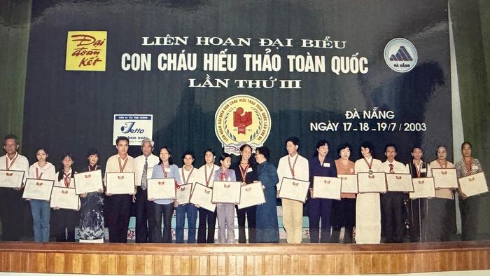 Chủ tịch UBTƯ MTTQ Việt Nam Phạm Thế Duyệt và Phó Chủ tịch nước Nguyễn Thị Bình trao chứng nhận cho các đại biểu tại Liên hoan con cháu hiếu thảo toàn quốc lần thứ III, năm 2003. Ảnh: Tư liệu.
