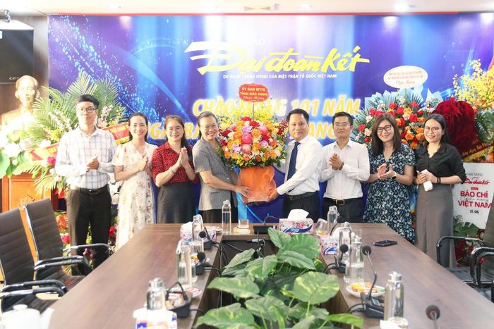 Bà Thái Hải Anh, Phó Chủ tịch UBMTTQ tỉnh Bắc Ninh tặng hoa chúc mừng Báo Đại đoàn kết.