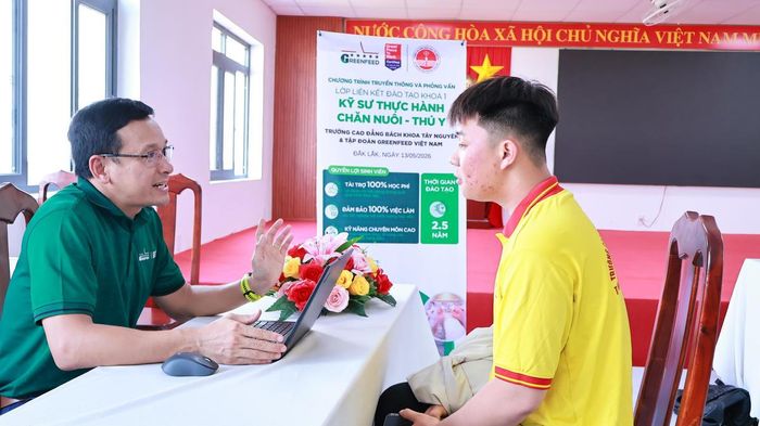 Đại diện Tập đoàn GreenFeed Việt Nam tổ chức phỏng vấn sinh viên của trường tham gia học lớp liên kết đào tạo kỹ sư thực hành chăn nuôi - thú y.