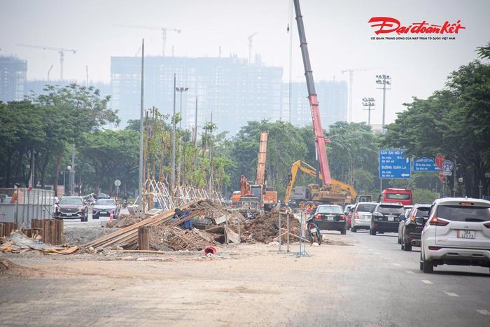 Ngay sau khi khởi công vào tháng 2/2026, Ban Quản lý dự án đầu tư xây dựng công trình hạ tầng kỹ thuật và nông nghiệp TP Hà Nội đã phối hợp với liên danh nhà thầu triển khai đồng loạt nhiều mũi thi công trên toàn tuyến. Các đơn vị tổ chức thi công 3 ca, 4 kíp liên tục ngày đêm nhằm tận dụng tối đa thời gian và đẩy nhanh tiến độ.