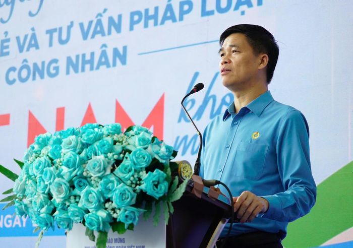 Ông Ngọ Duy Hiểu - Phó Bí thư Thường trực Đảng ủy, Phó Chủ tịch Thường trực Tổng Liên đoàn Lao động Việt Nam - trao quà cho công nhân. Ảnh: Q.Đ.
