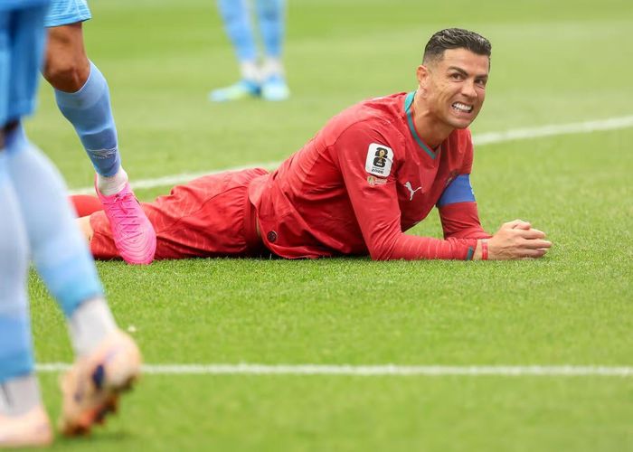 Ronaldo đã quá già để gánh vác hàng công Bồ Đào Nha. ẢNH: MIRROR/GETTY 
