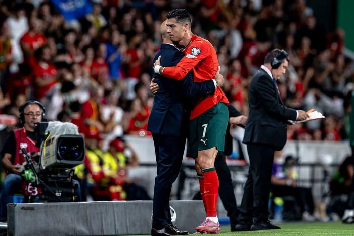  Martinez vẫn quá tin tưởng vào Ronaldo. ẢNH: MIRROR/GETTY 