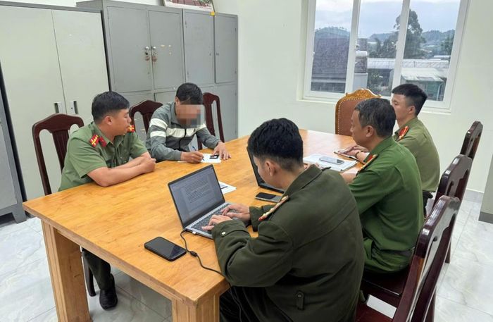 Công an làm việc với NMH.