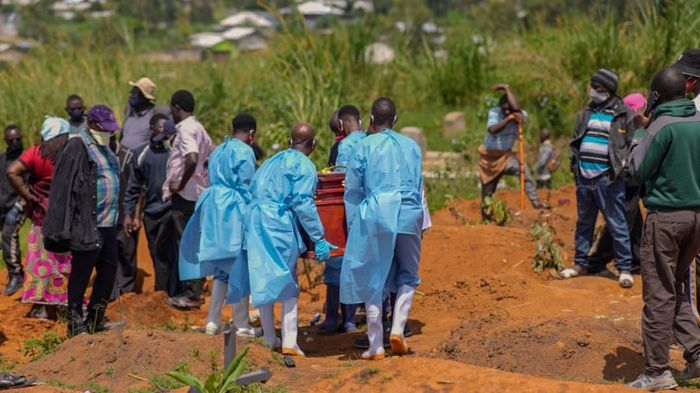  Chôn cất bệnh nhân tử vong vì dịch Ebola ở CHDC Congo. Ảnh: ICRC 