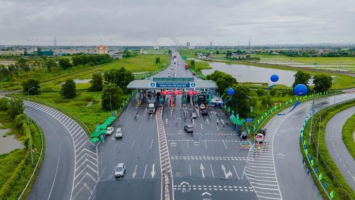 Trạm thu phí trên tuyến đường bộ cao tốc Bắc - Nam. Ảnh: V.LONG