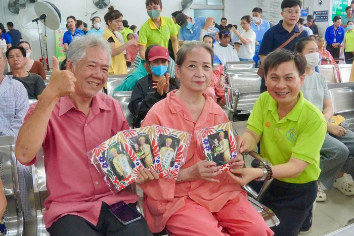  ThS Lê Minh Hiển, Trưởng Phòng Công tác xã hội Bệnh viện Chợ Rẫy, trao hình lưu niệm cho bệnh nhân. Ảnh: THẢO PHƯƠNG 