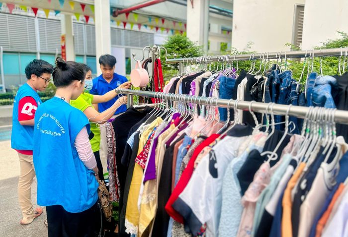  Nhân viên Phòng Công tác xã hội Bệnh viện Chợ Rẫy chuẩn bị gian hàng quần áo 0 đồng cho bệnh nhân. Ảnh: THẢO PHƯƠNG 