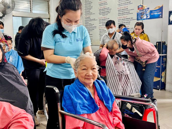  Bà Trịnh Thị Năm thoải mái khi được gội đầu ngay tại bệnh viện. Ảnh: THẢO PHƯƠNG 