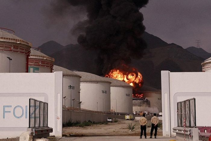 Khu công nghiệp dầu mỏ Fujairah của UAE từng là mục tiêu tấn công trong chiến sự Iran. Ảnh: Reuters. 
