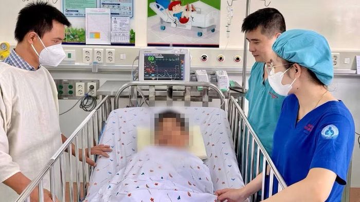 Ê-kíp hai bệnh viện phối hợp cứu sống bệnh nhi. Ảnh: BVCC.
