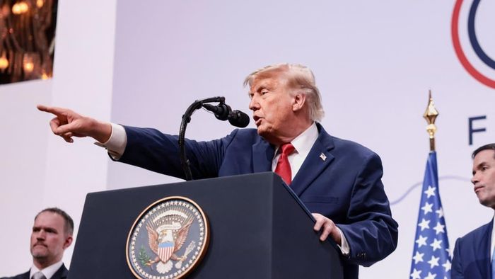  Tổng thống Mỹ Donald Trump nói sẽ không có “phí qua lại” tại eo biển Hormuz trong 60 ngày. Ảnh: Reuters. 