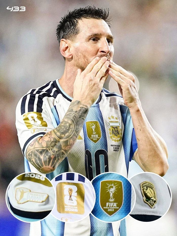 Áo đấu của Messi phủ đầy những huy hiệu vàng. Ảnh: 433