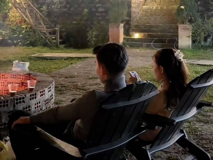  Suốt thời gian yêu, trong khi bạn gái đăng ảnh cẩn trọng, Tuấn Tài vẫn chọn cách giữ kín chuyện tình cảm. Anh thể hiện tình cảm với đối phương qua những lượt thả tim bài đăng của cô trên mạng xã hội. Trong ngày tổ chức dạm ngõ hay cầu hôn, nam hậu vệ cũng chưa cập nhật hình ảnh đến người hâm mộ. 